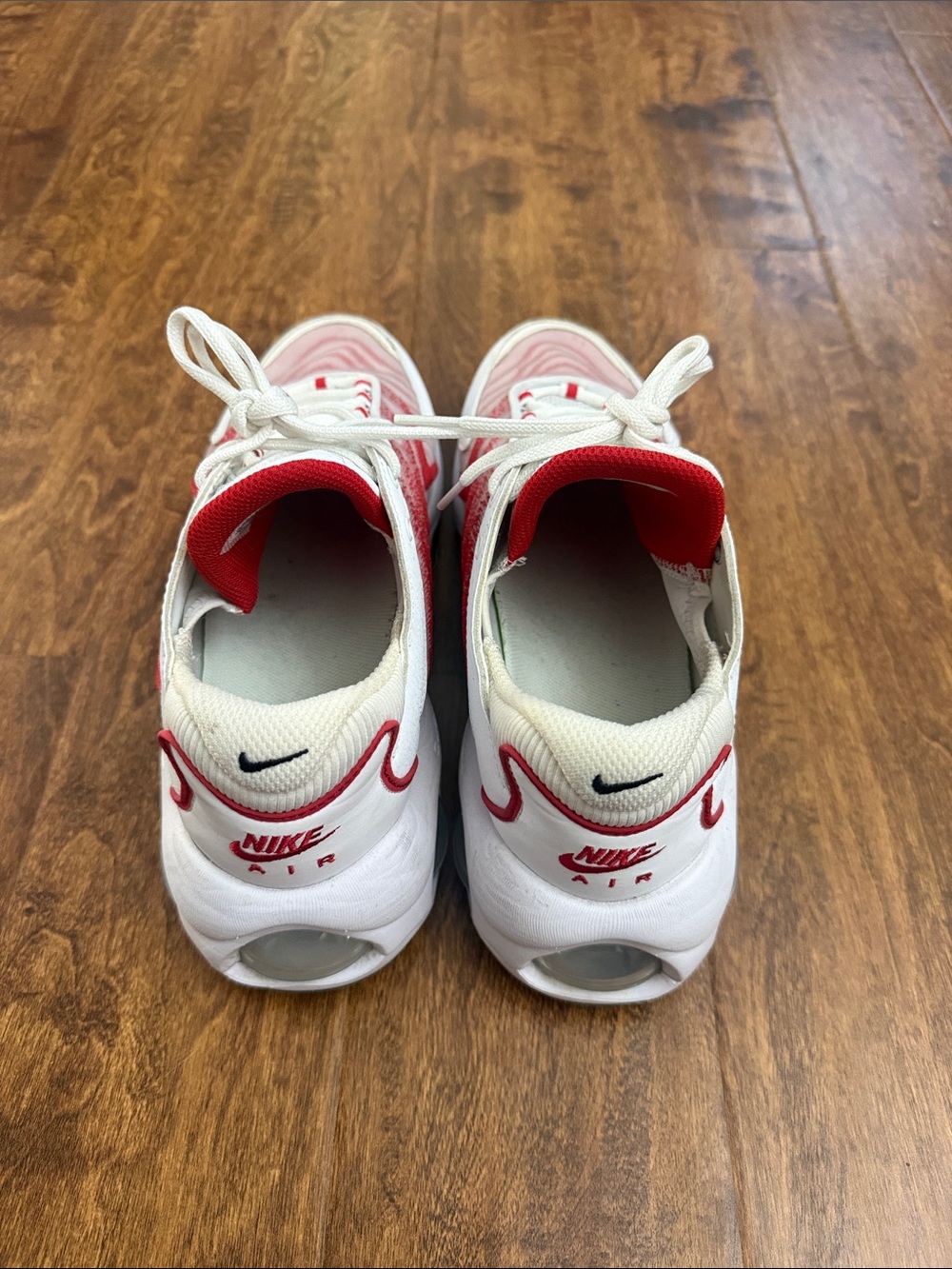 Nike White & Red Wave-Pattern Running Sneakers - Picture 2 of 15